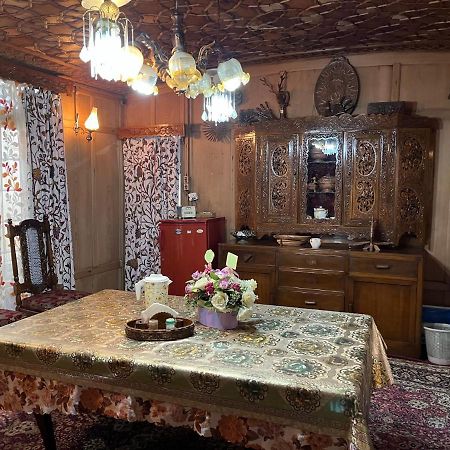 Young Shahzada Group Of Houseboats Srīnagar Extérieur photo