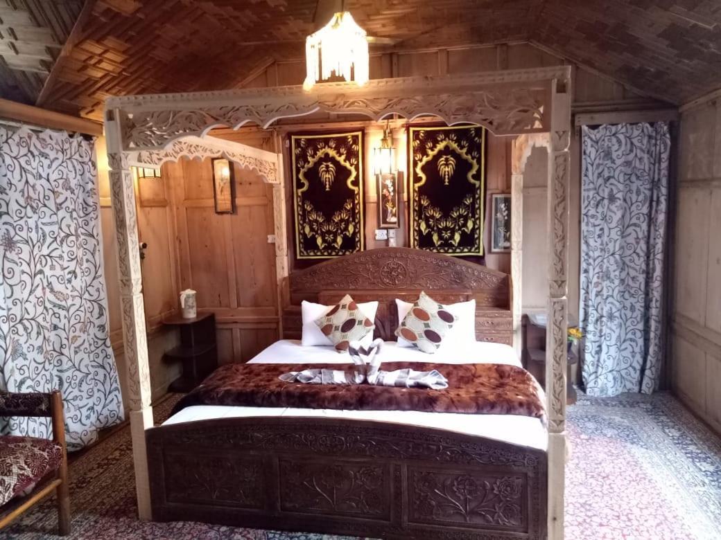 Young Shahzada Group Of Houseboats Srīnagar Extérieur photo