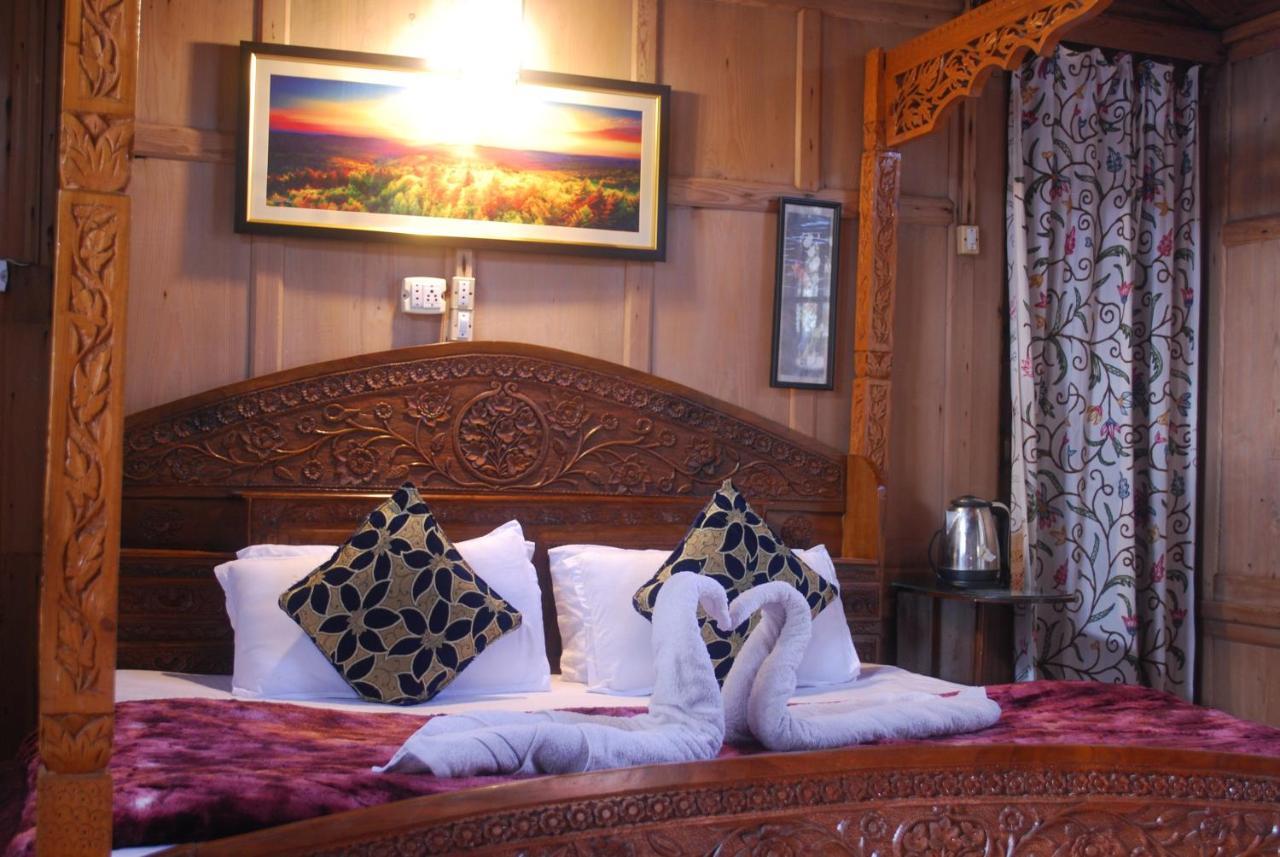 Young Shahzada Group Of Houseboats Srīnagar Extérieur photo