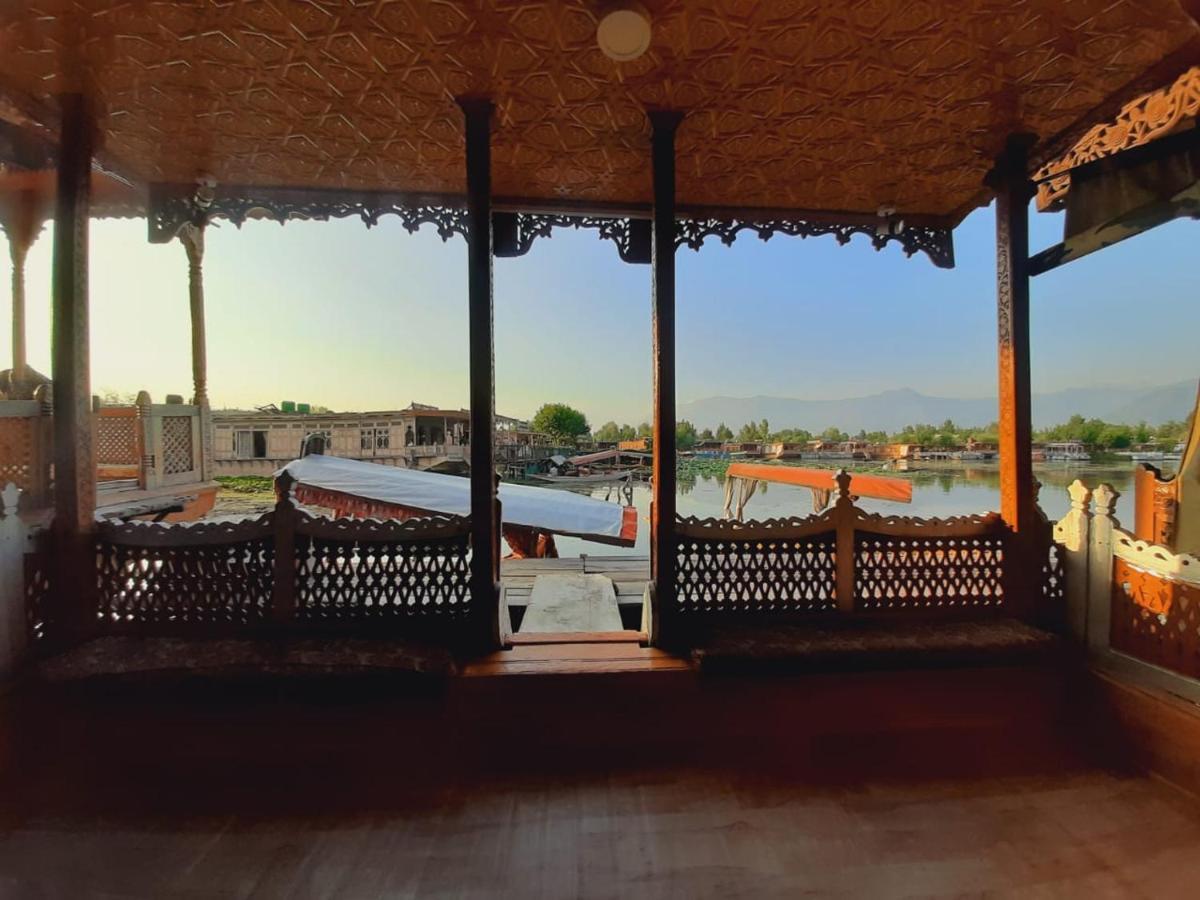 Young Shahzada Group Of Houseboats Srīnagar Extérieur photo
