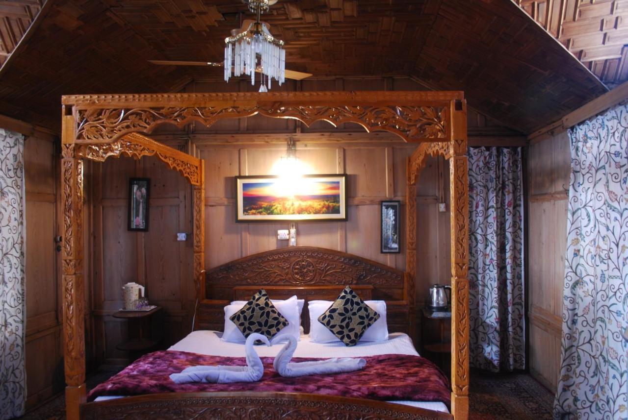 Young Shahzada Group Of Houseboats Srīnagar Extérieur photo
