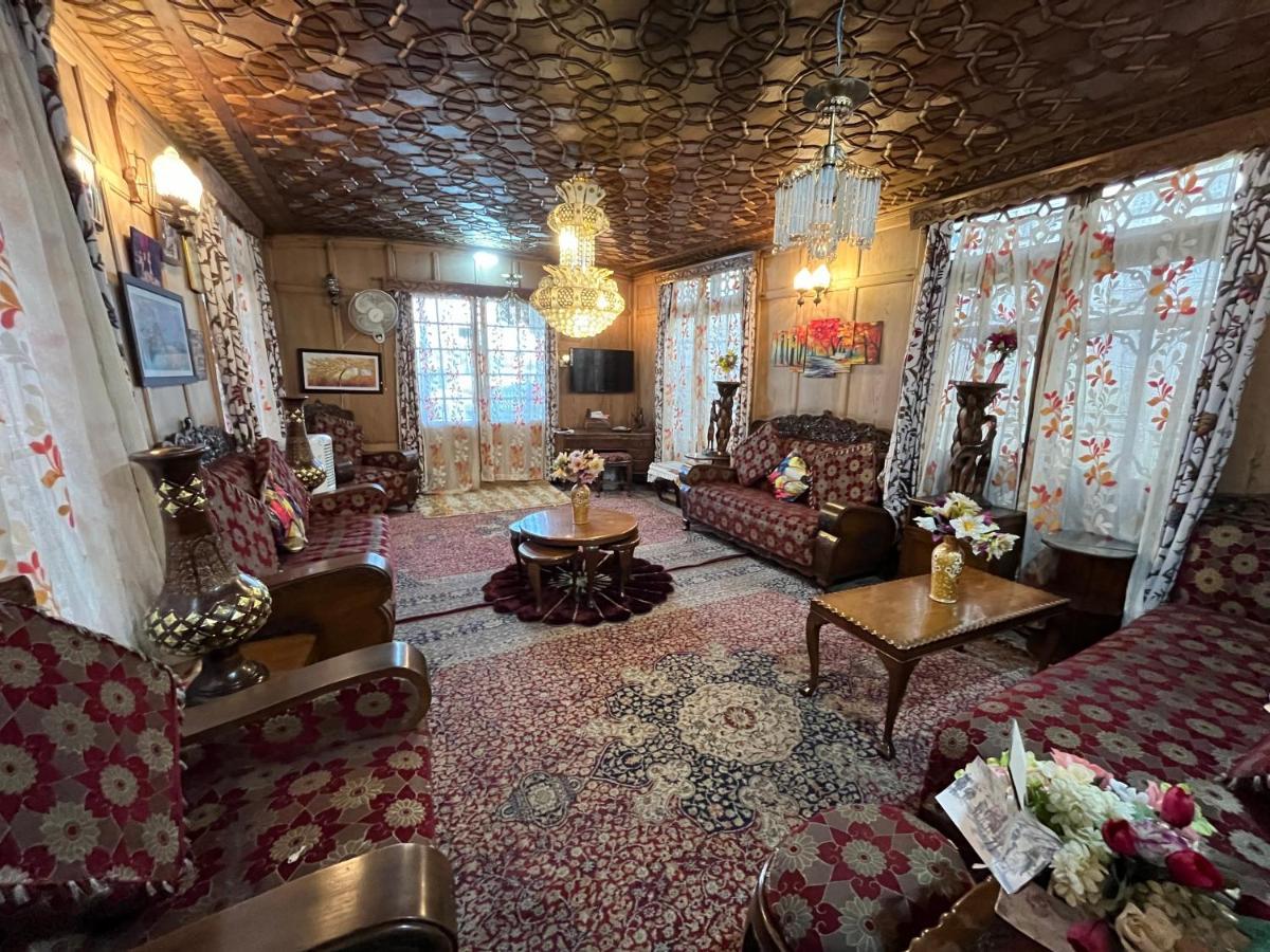 Young Shahzada Group Of Houseboats Srīnagar Extérieur photo