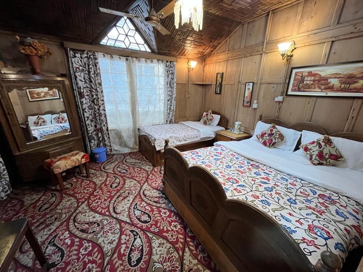 Young Shahzada Group Of Houseboats Srīnagar Extérieur photo