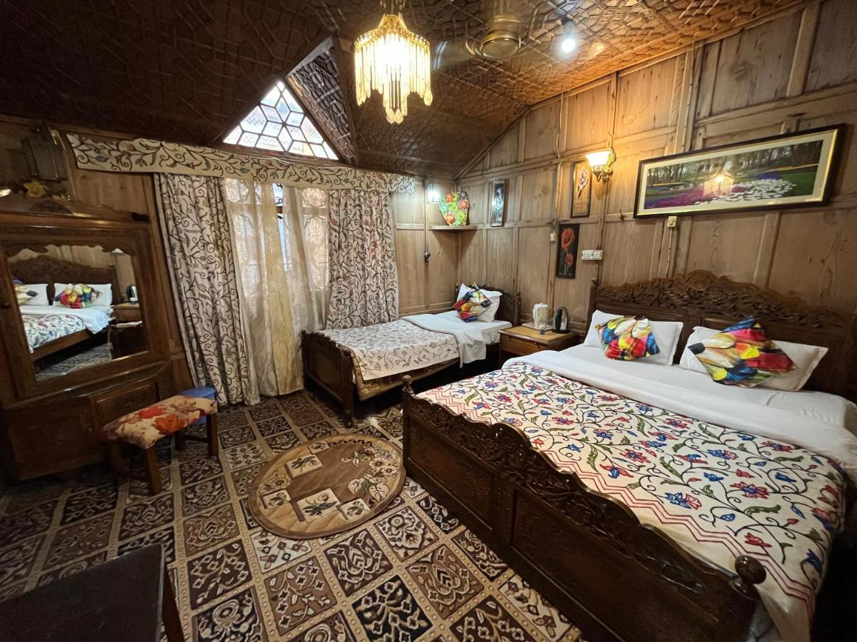 Young Shahzada Group Of Houseboats Srīnagar Extérieur photo