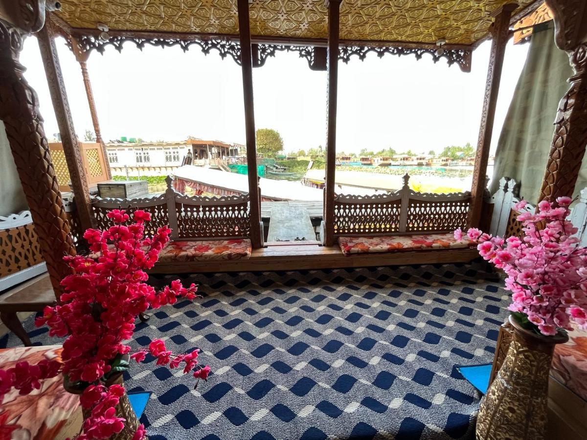 Young Shahzada Group Of Houseboats Srīnagar Extérieur photo