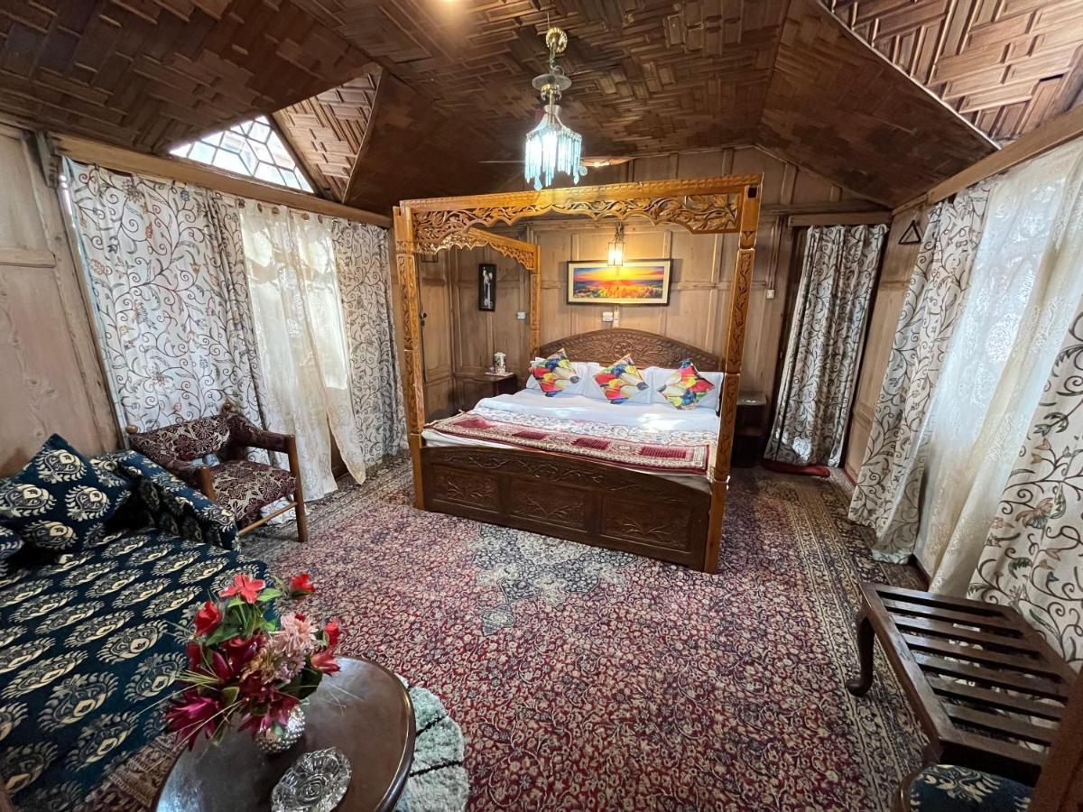 Young Shahzada Group Of Houseboats Srīnagar Extérieur photo