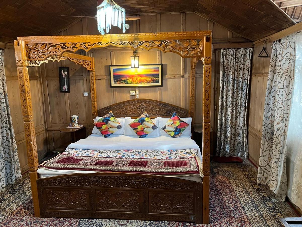 Young Shahzada Group Of Houseboats Srīnagar Extérieur photo