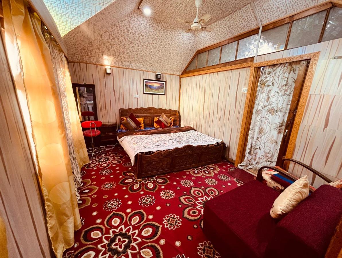 Young Shahzada Group Of Houseboats Srīnagar Extérieur photo