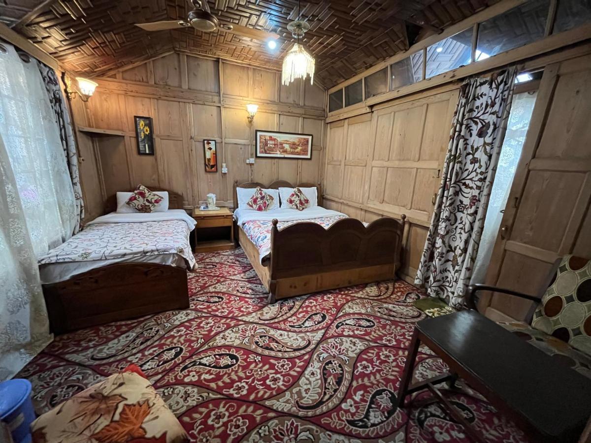 Young Shahzada Group Of Houseboats Srīnagar Extérieur photo