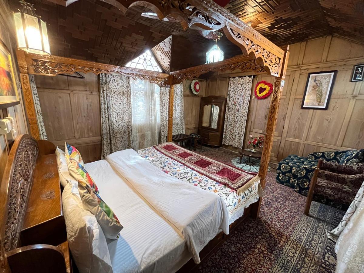 Young Shahzada Group Of Houseboats Srīnagar Extérieur photo