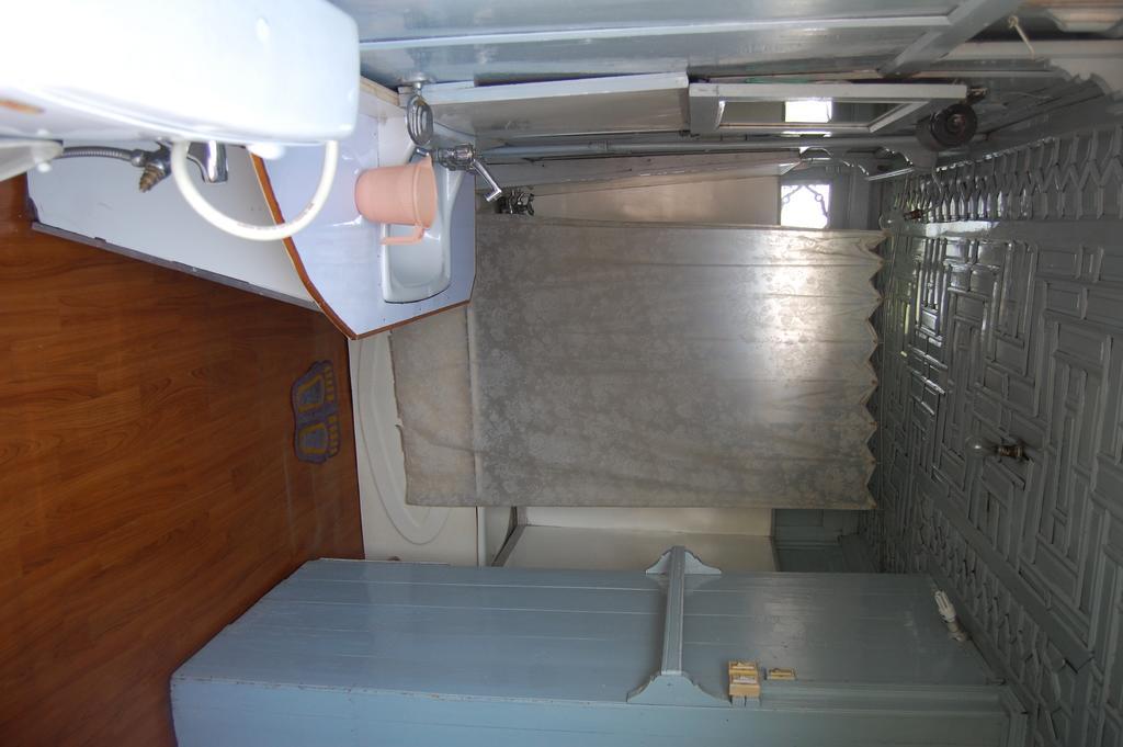 Young Shahzada Group Of Houseboats Srīnagar Extérieur photo