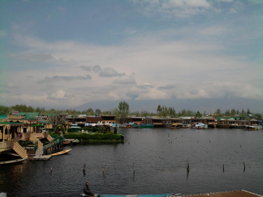Young Shahzada Group Of Houseboats Srīnagar Extérieur photo