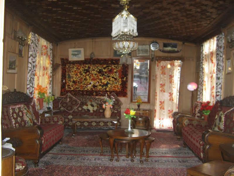 Young Shahzada Group Of Houseboats Srīnagar Extérieur photo