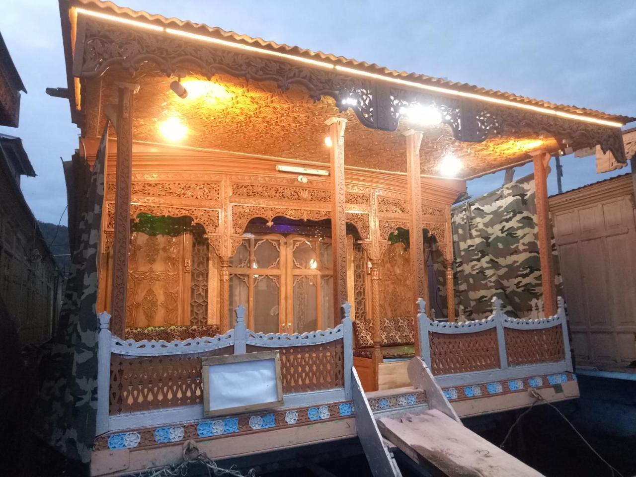 Young Shahzada Group Of Houseboats Srīnagar Extérieur photo