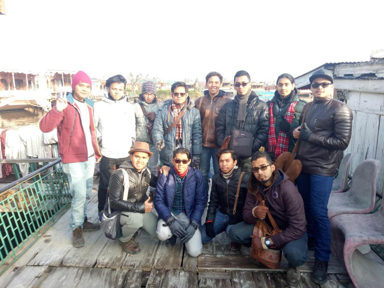 Young Shahzada Group Of Houseboats Srīnagar Extérieur photo