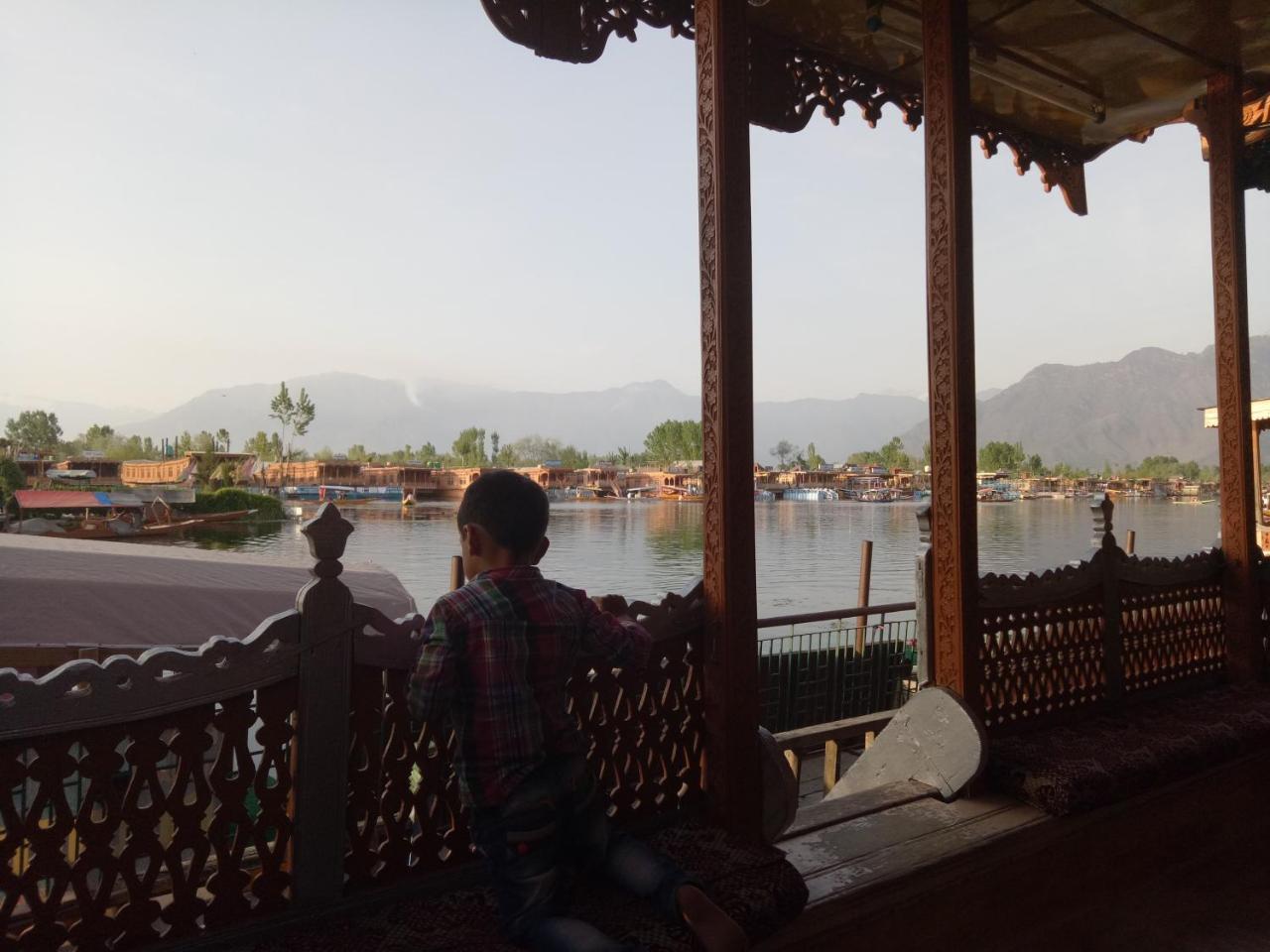 Young Shahzada Group Of Houseboats Srīnagar Extérieur photo