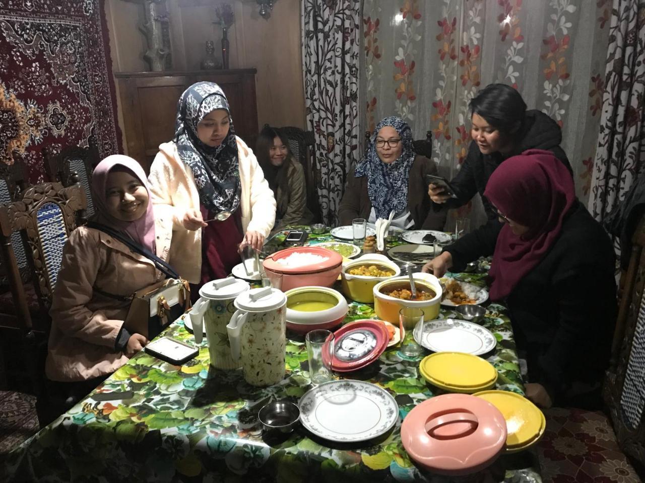 Young Shahzada Group Of Houseboats Srīnagar Extérieur photo